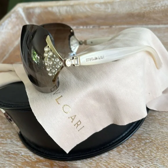 Bvlgari sunglasses with case and cloth - Picture 2 of 2